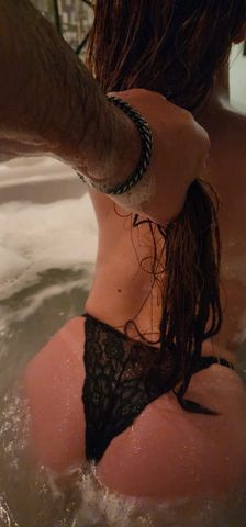 Sou aquela mistura irresistível de beleza, charme e atitude que você procura. Pequena no tamanho, mas com uma presença marcante que vai te deixar querendo mais. Educada, discreta e sempre cheirosa, estou aqui para proporcionar momentos de prazer, conexão e total entrega — seja para uma noite intensa ou uma companhia elegante para eventos.